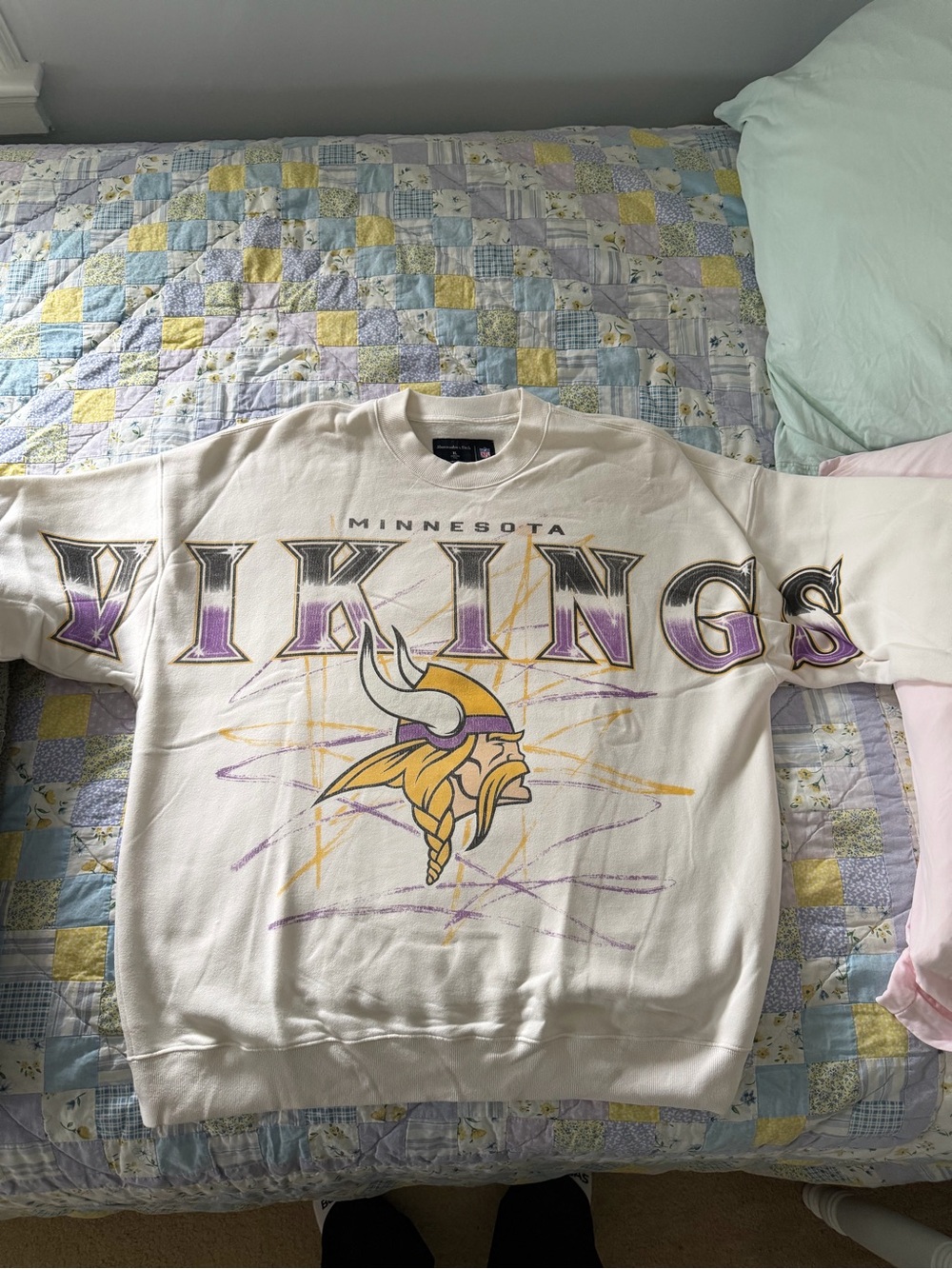 Abercrombie Minnesota Vikings Cream Graphic Crewneck Sweatshirt